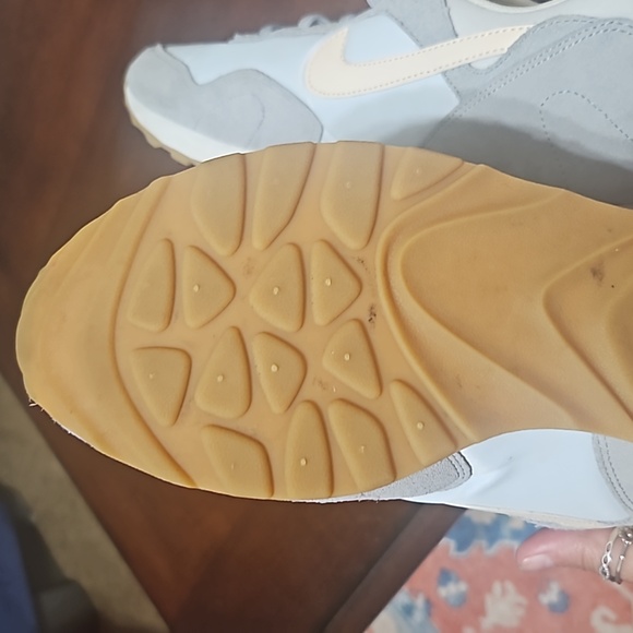 NIKE sneakers, size 9.5. Euc - Picture 13 of 14